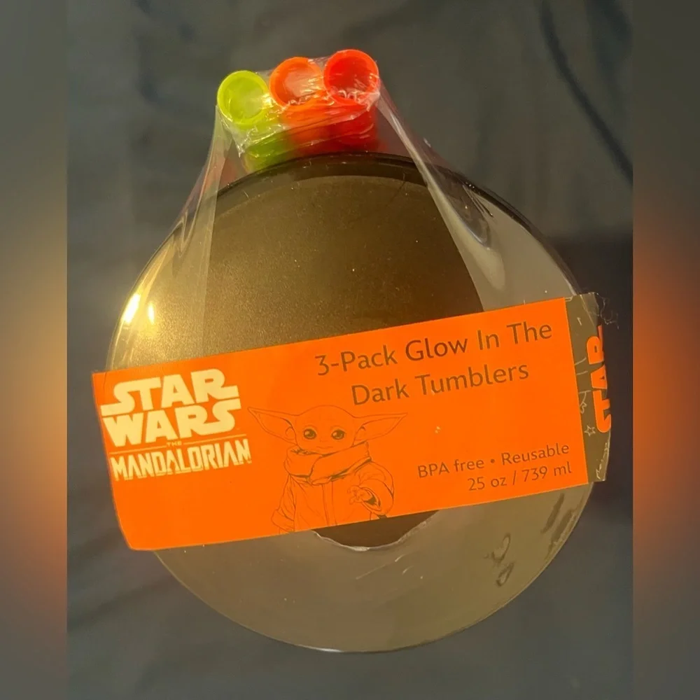 New & sealed Disneys Star Wars mandalorian zak glow in dark cup straw lid
